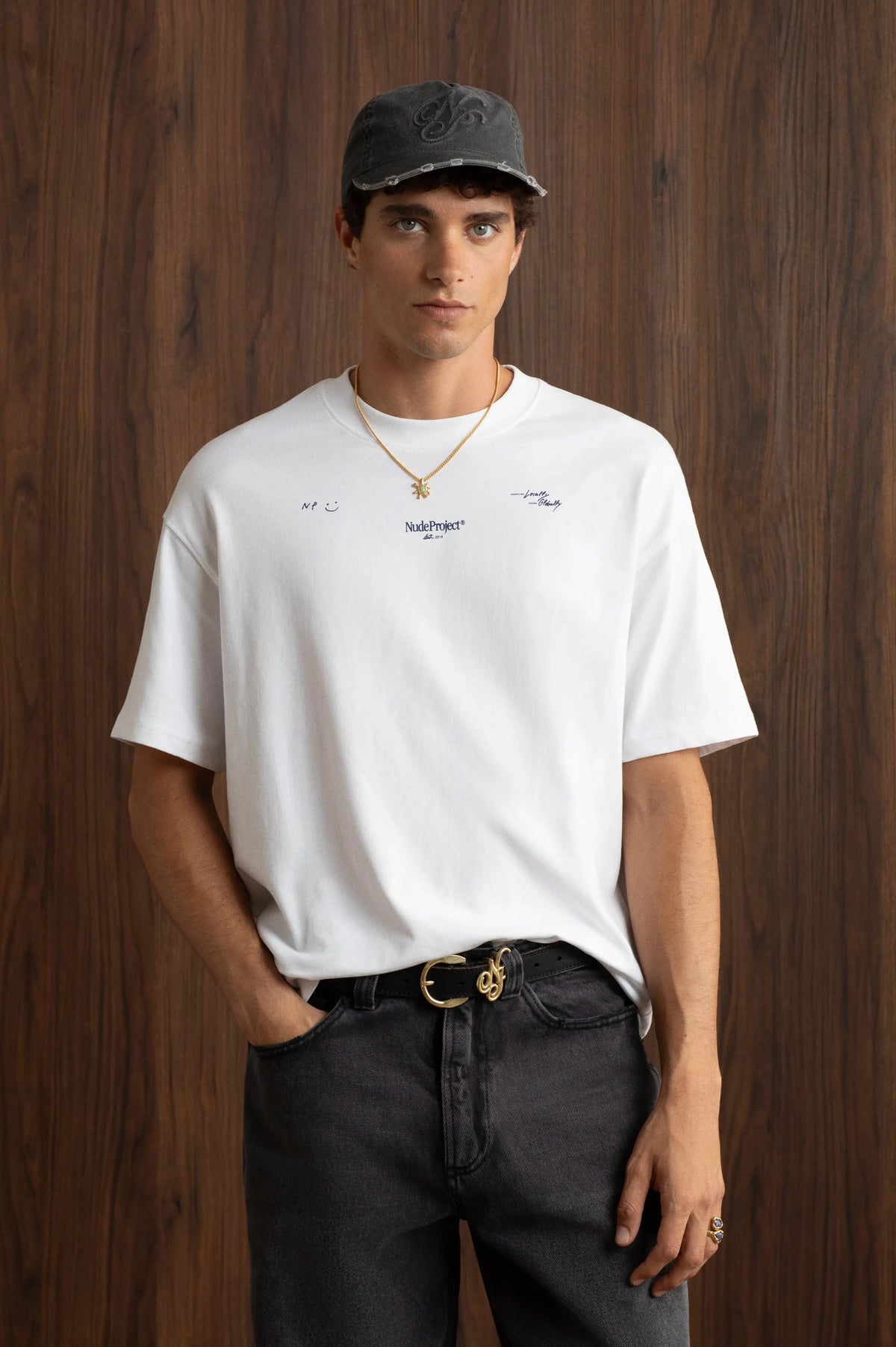 MAN [Model is 1.85 m / 6’1” wearing size M]