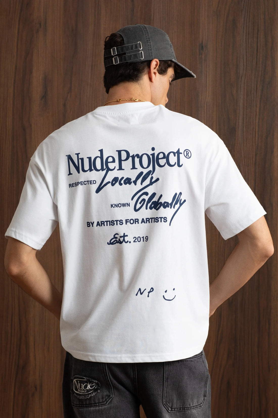 MAN [Model is 1.85 m / 6’1” wearing size M]