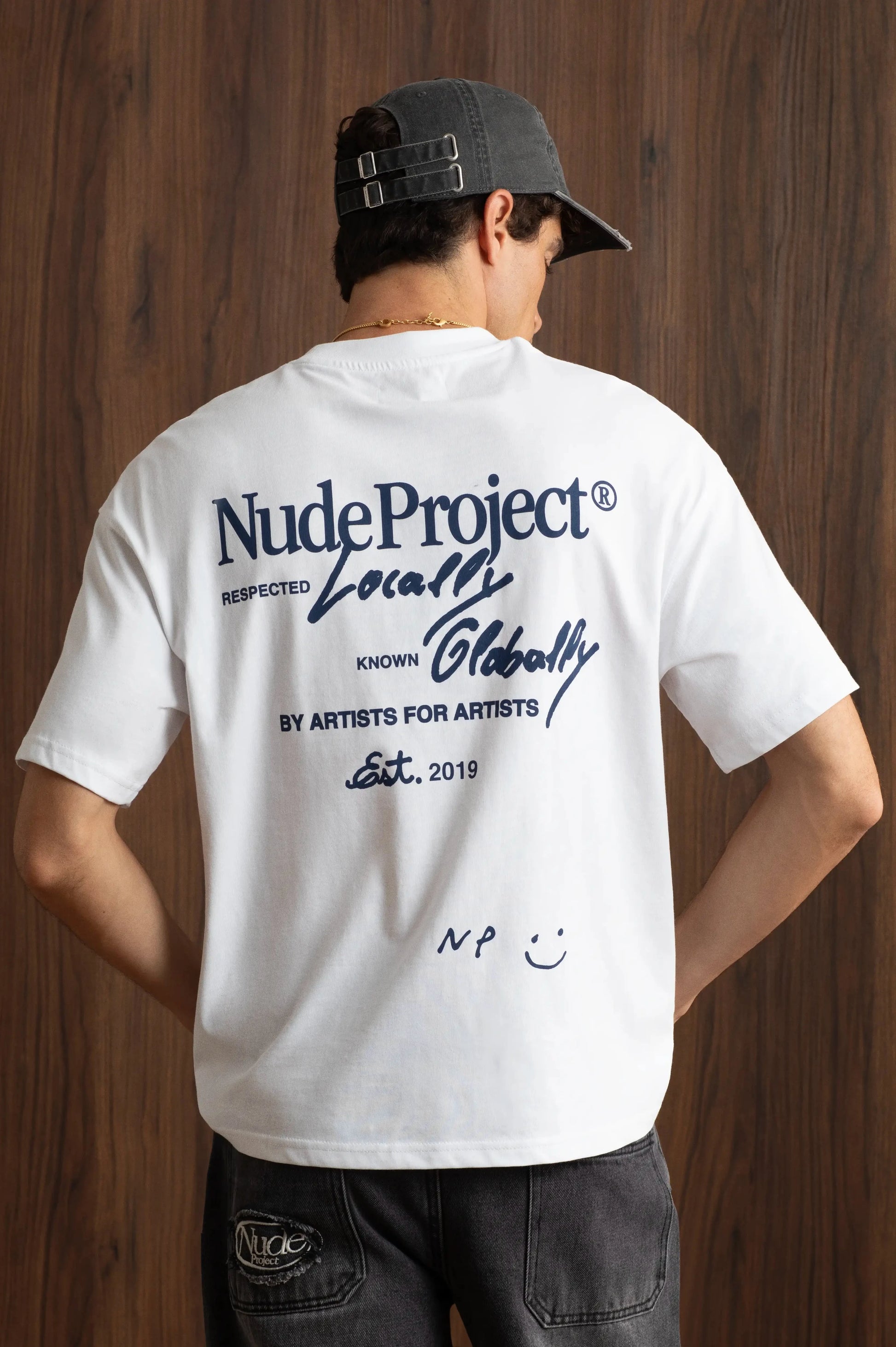 MAN [Model is 1.85 m / 6’1” wearing size M]
