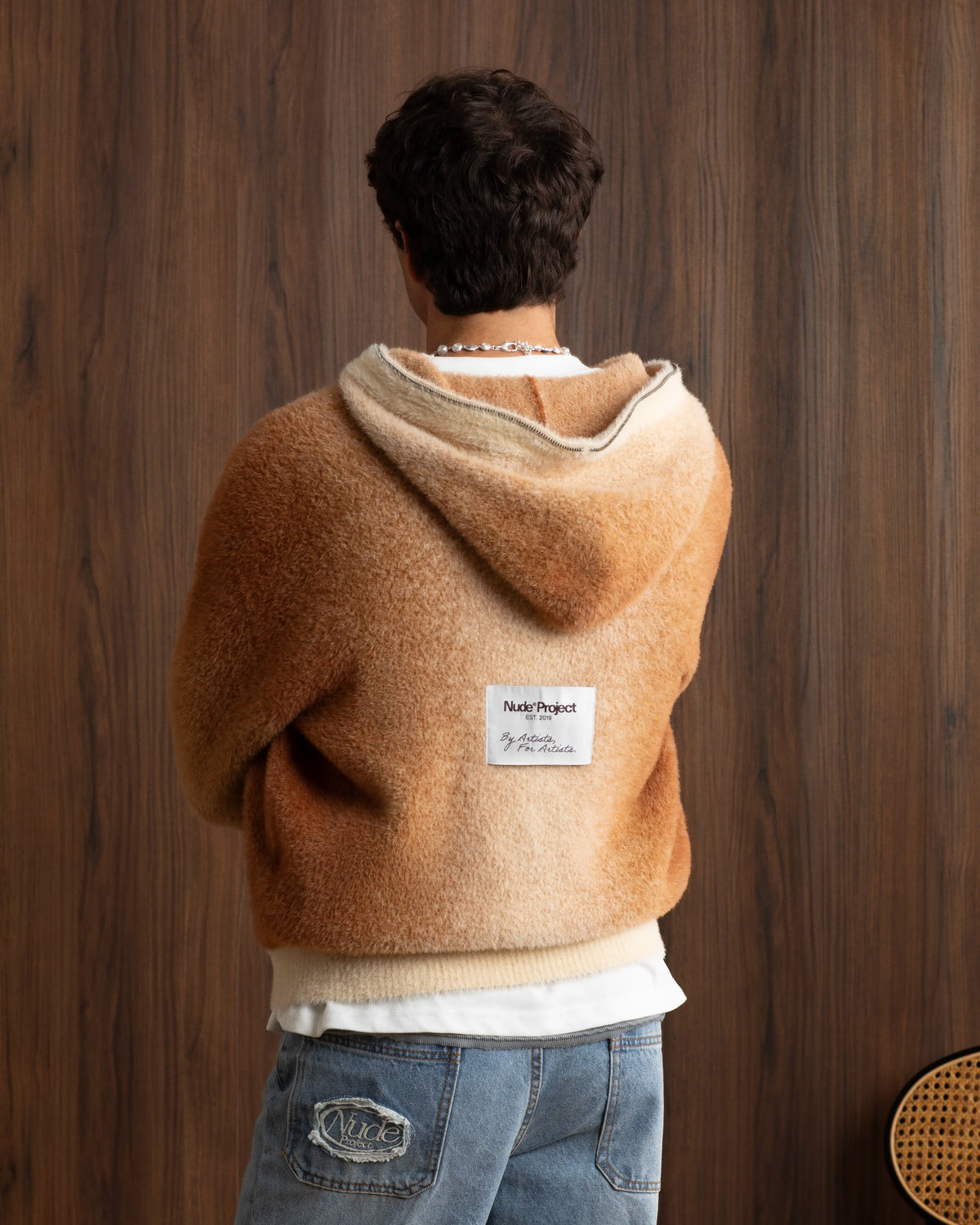 MAN [Model is 1.85 m / 6’1” wearing size M]