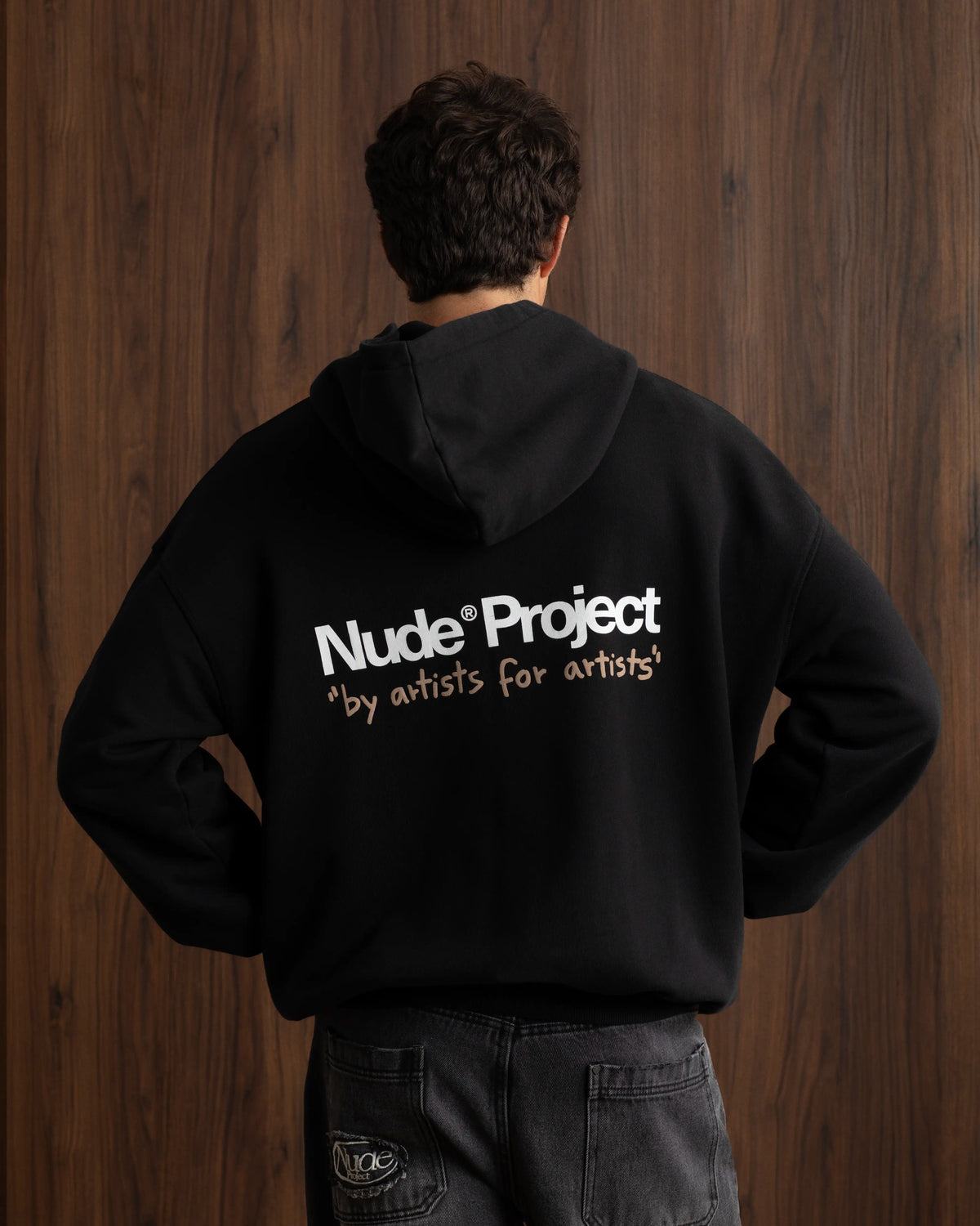 MAN [Model is 1.85 m / 6’1” wearing size M]