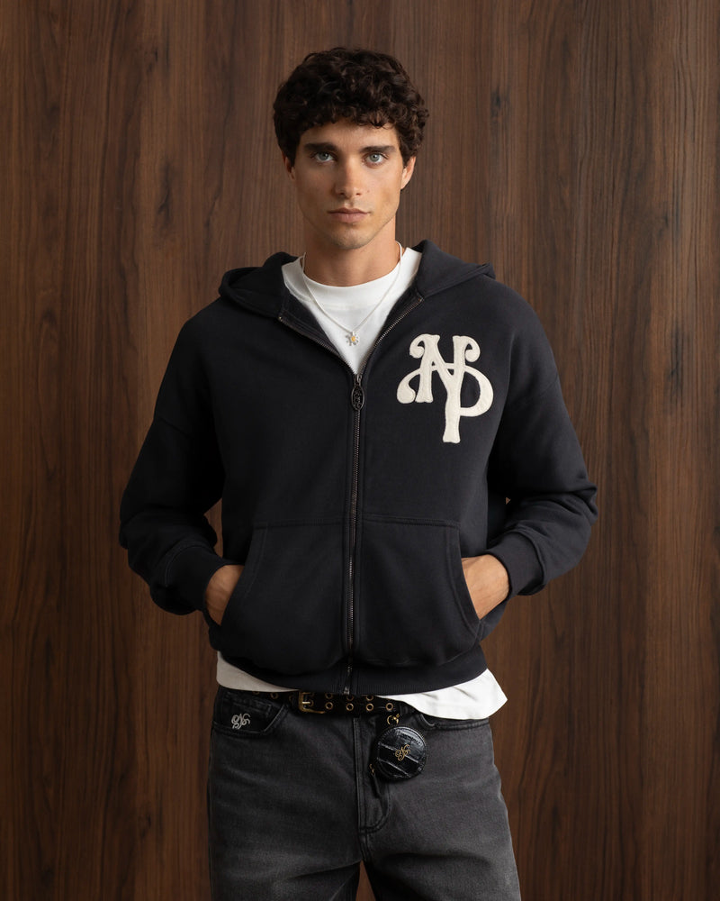 MAN [Model is 1.85 m / 6’1” wearing size M]