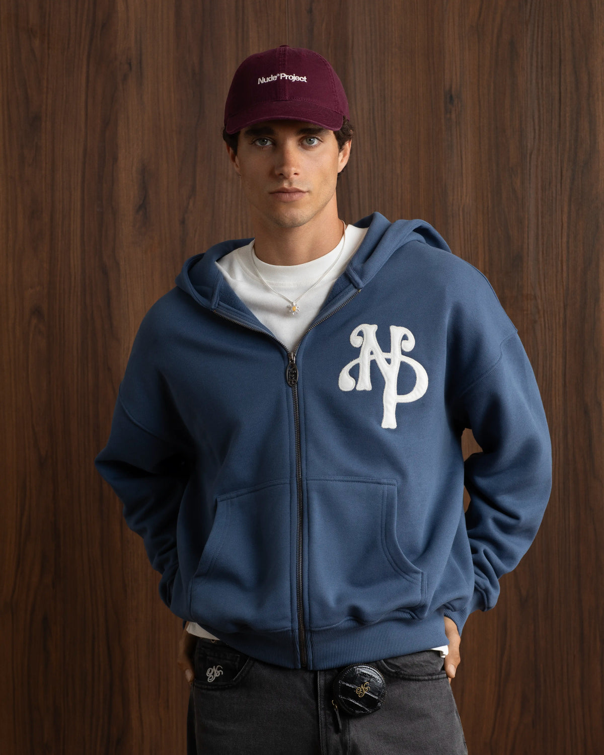 MAN [Model is 1.85 m / 6’1” wearing size M]