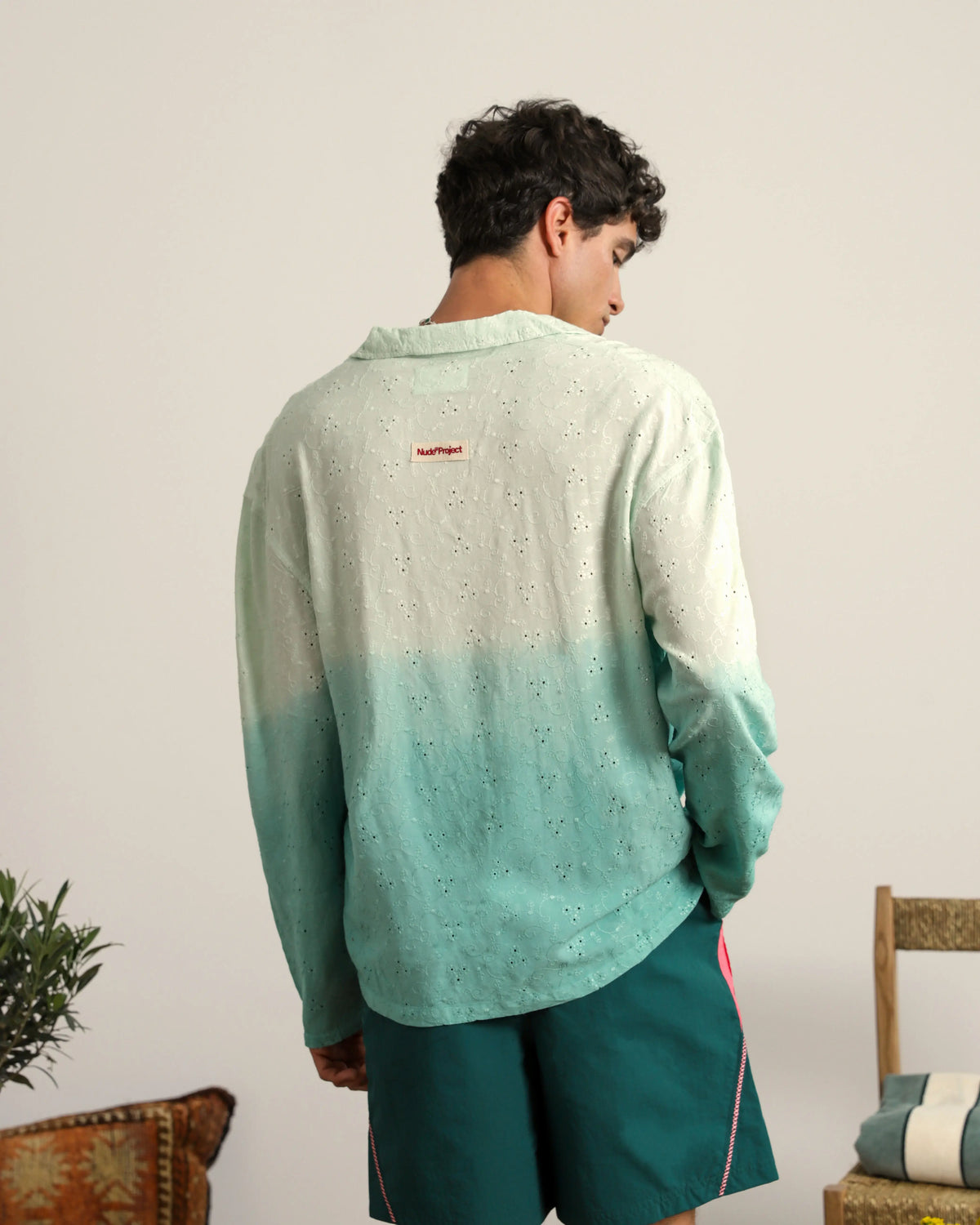 man [Model is 183cm/6'0” wearing size M]