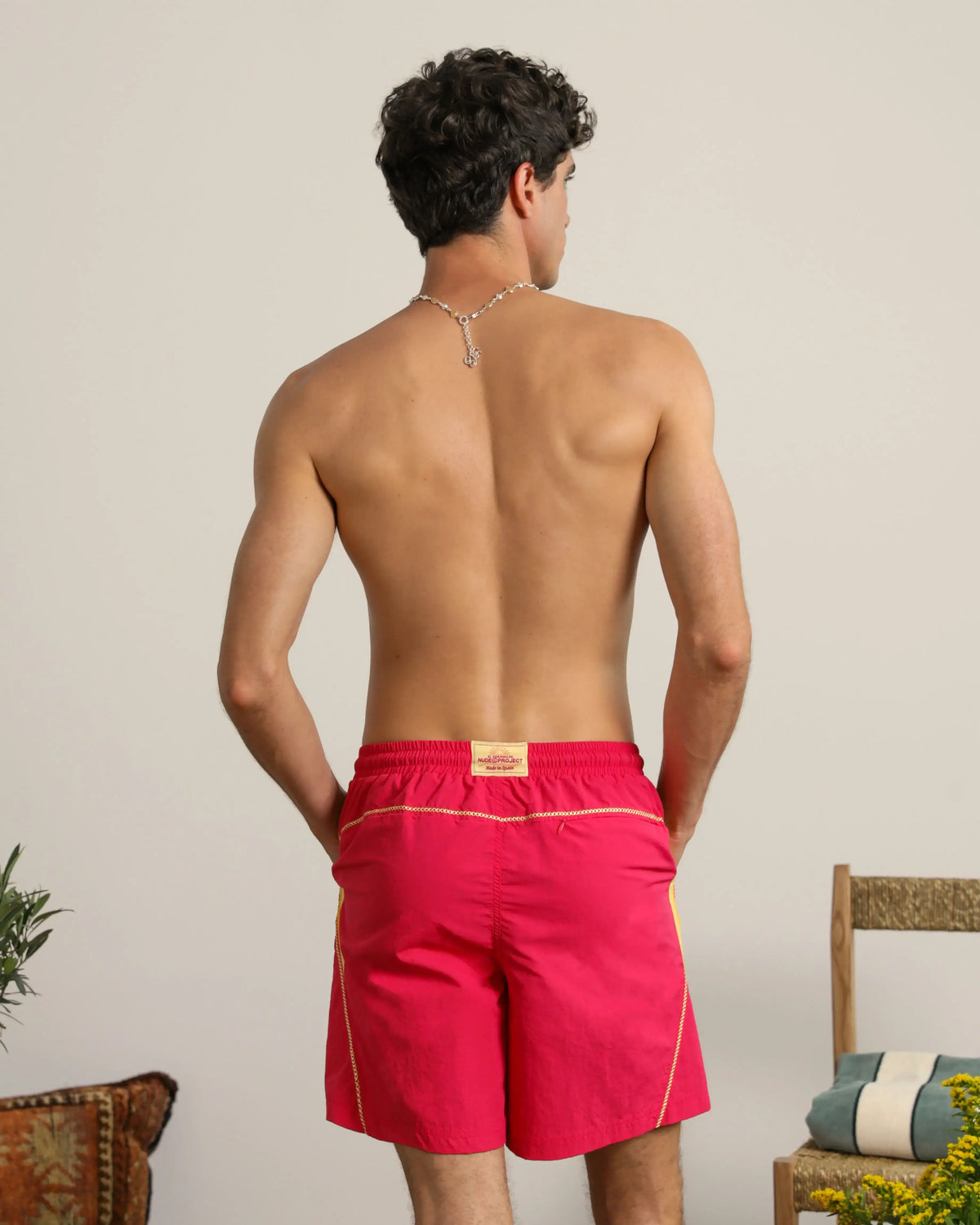man [Model is 183cm/6'0” wearing size S]
