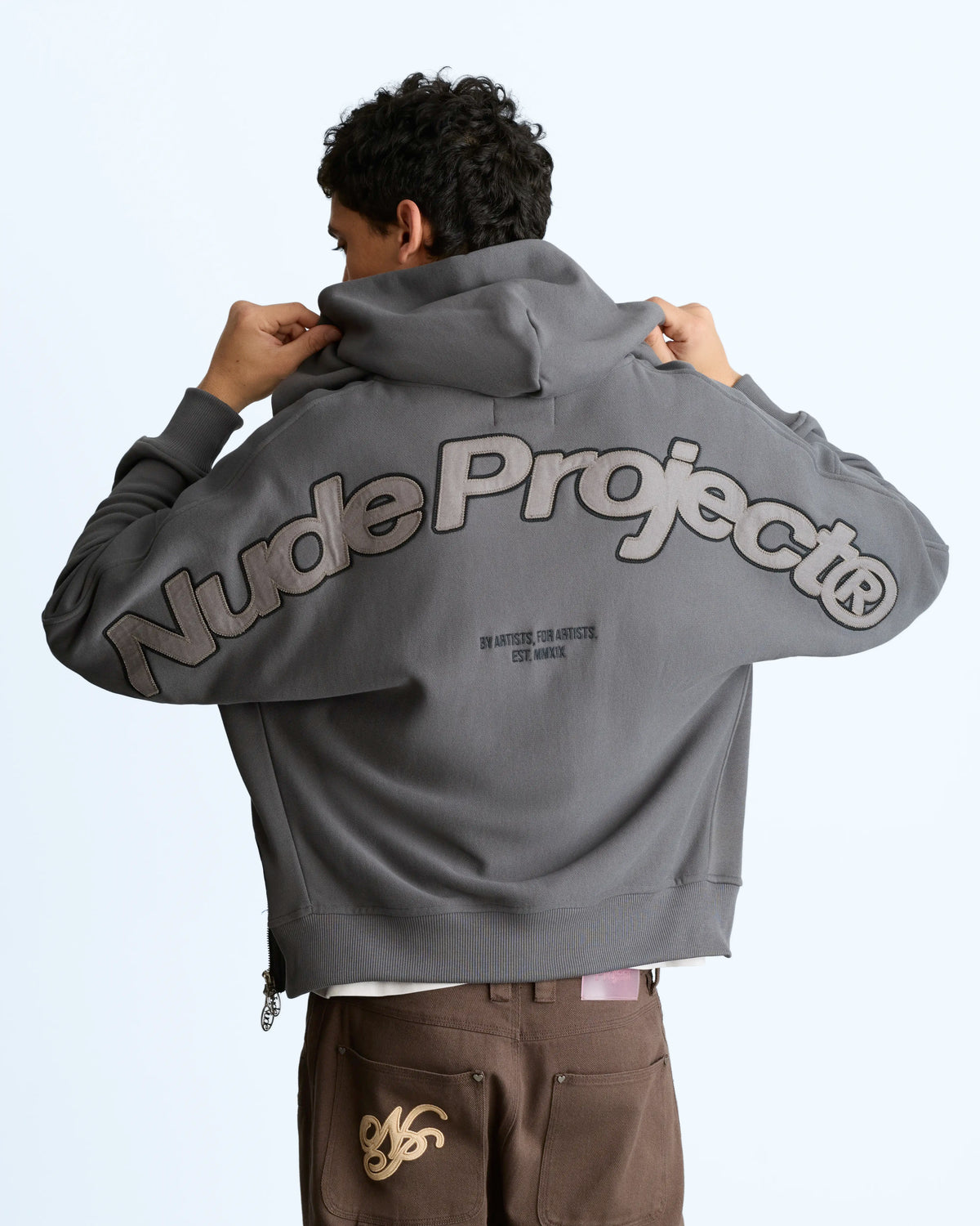 MAN [Model is 1.88 m / 6’2” wearing size L]