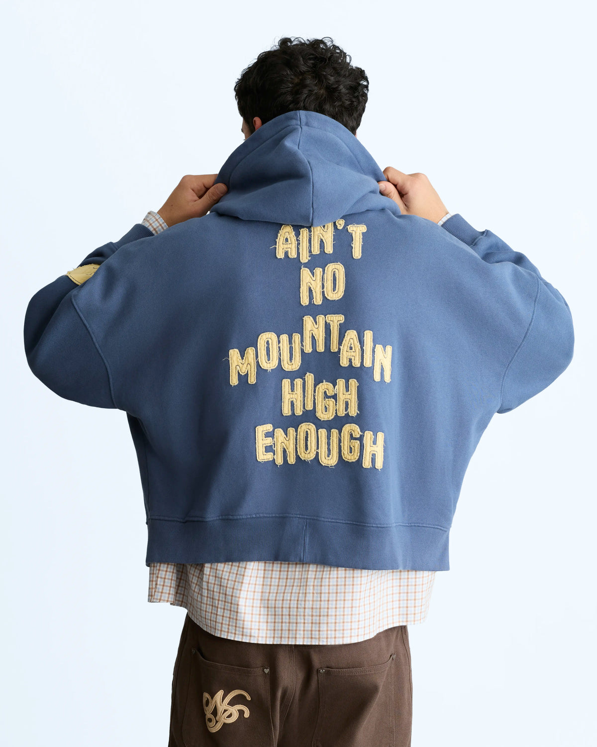 MAN [Model is 1.88 m / 6’2” wearing size L]