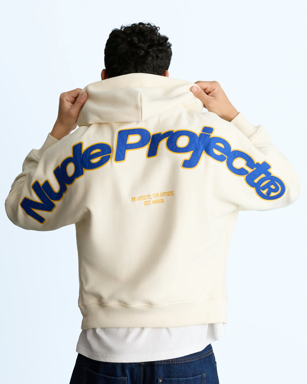 MAN [Model is 1.88 m / 6’2” wearing size L]