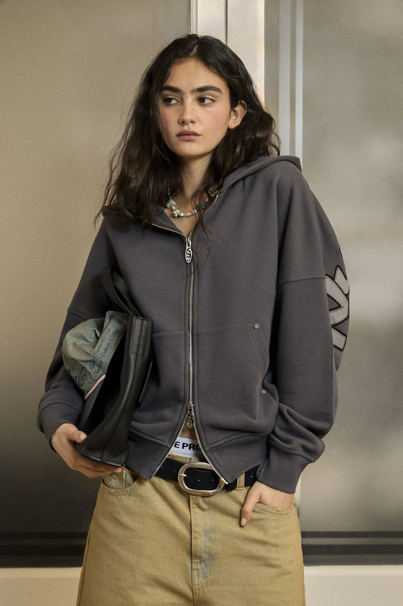 woman [Model is 175cm/5'9" wearing size M]