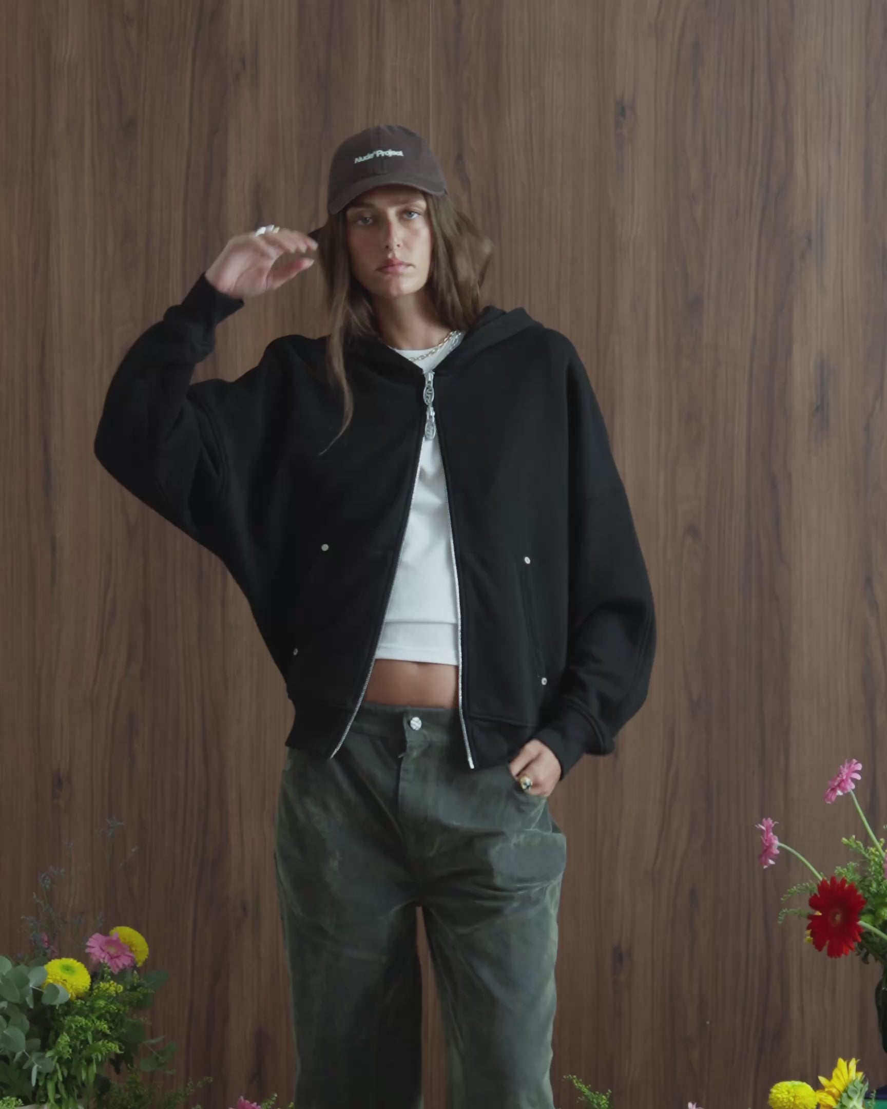 WOMAN [Model is 1.82 m / 5’11" wearing size M]