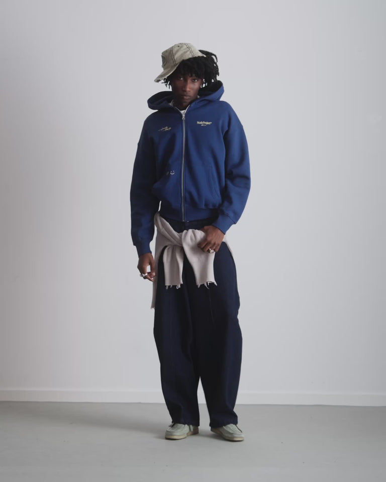 MAN [Model is 189cm /6'2.5" wearing size M]