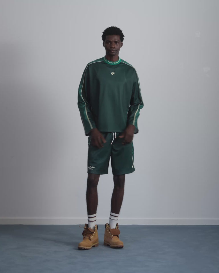 MAN [Model is 188 cm / 6’2” wearing size M]