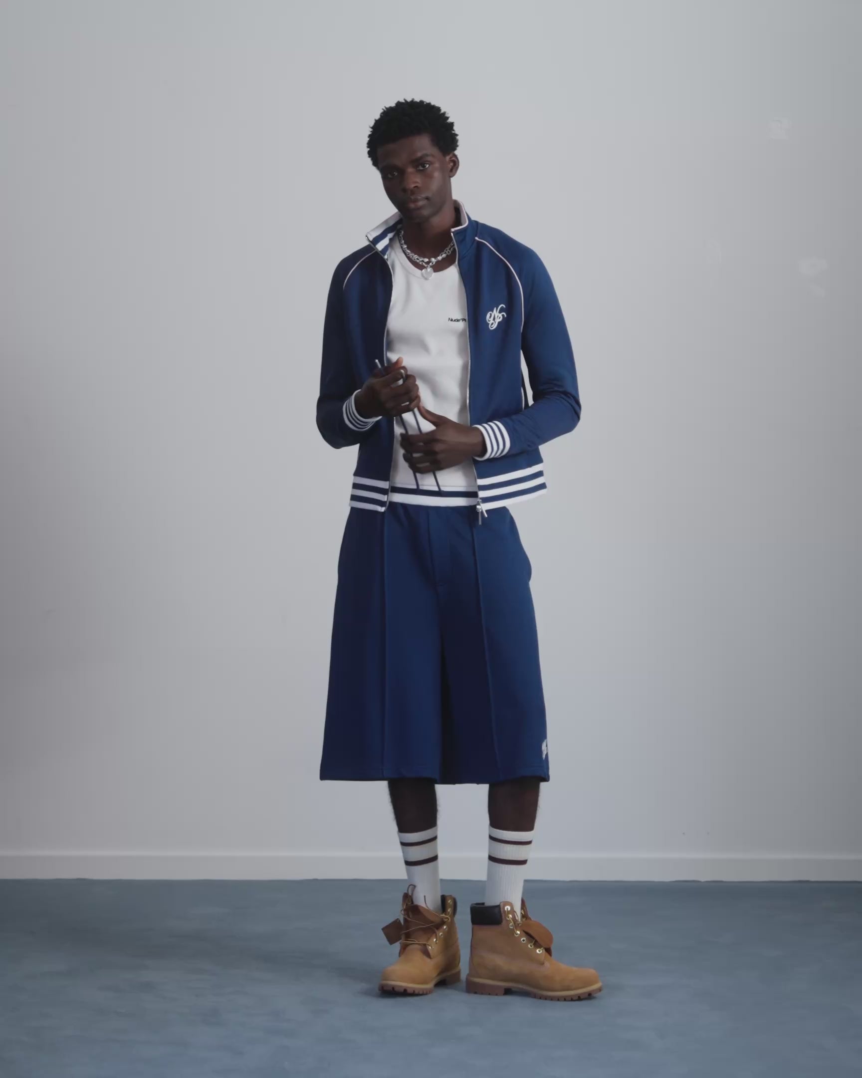 MAN [Model is 188 cm / 6’2” wearing size L]