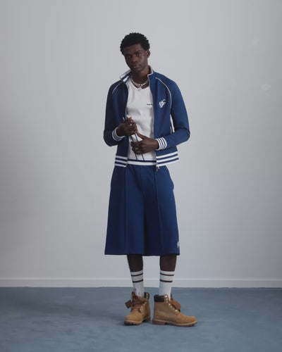 MAN [Model is 188 cm / 6’2” wearing size L]