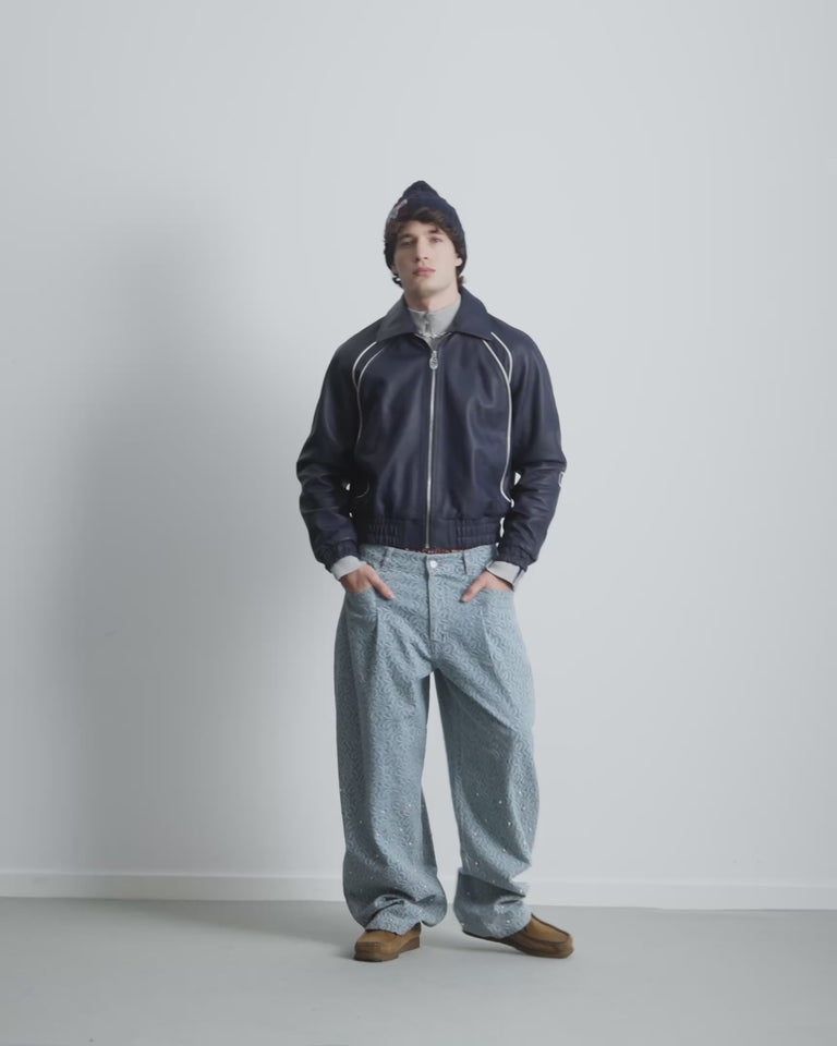 MAN [Model is 1.83 m / 6’0” wearing size M]