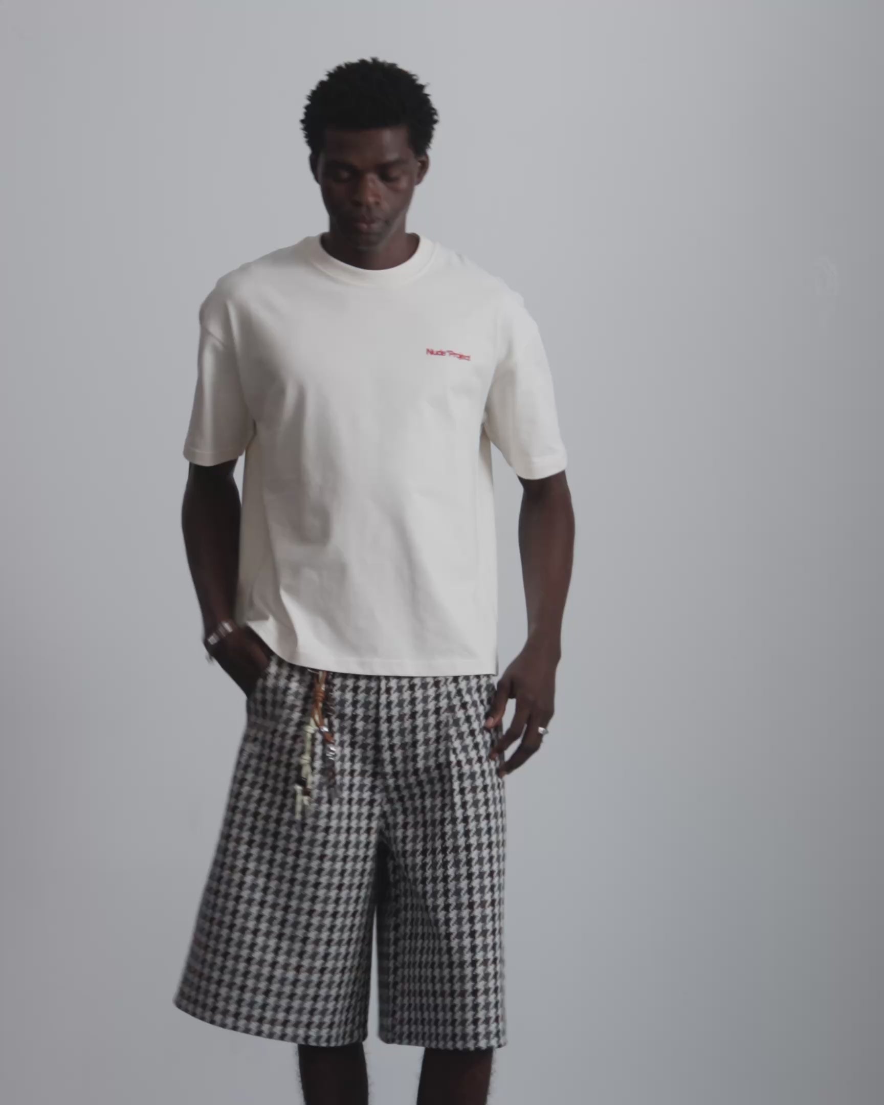 MAN [Model is 188 cm / 6’2” wearing size M]