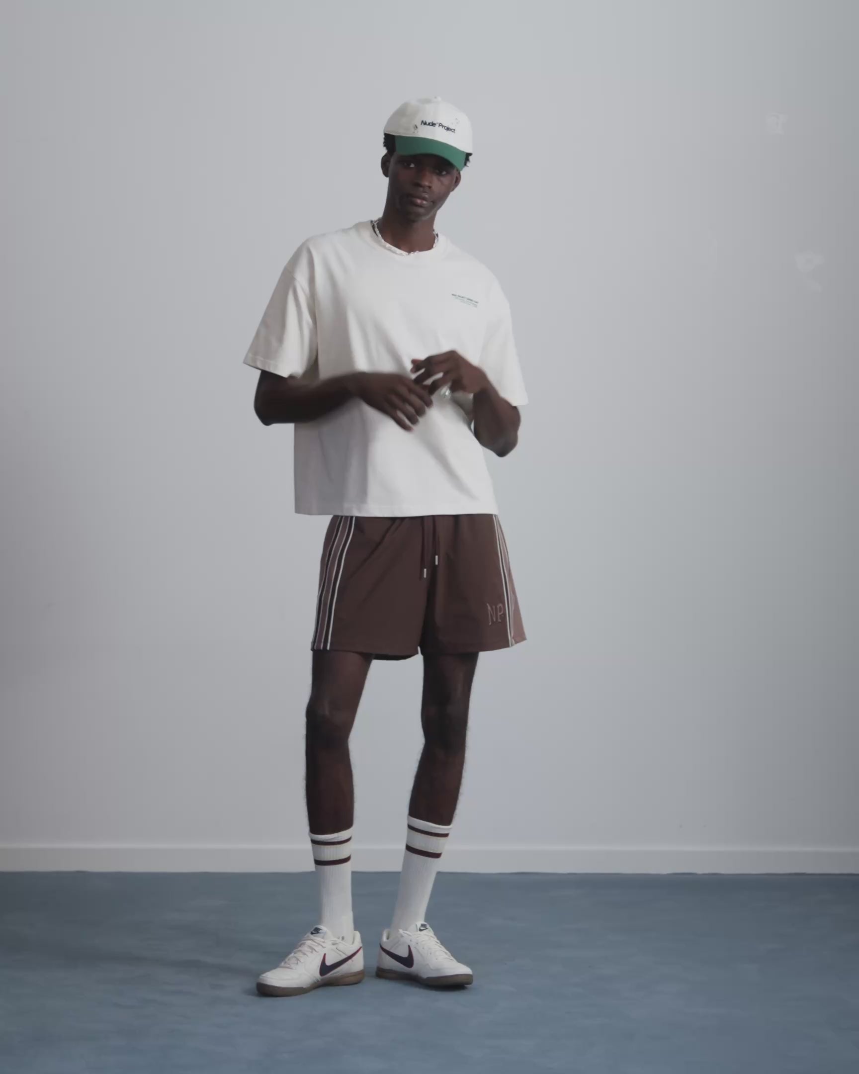 MAN [Model is 188 cm / 6’2” wearing size M]