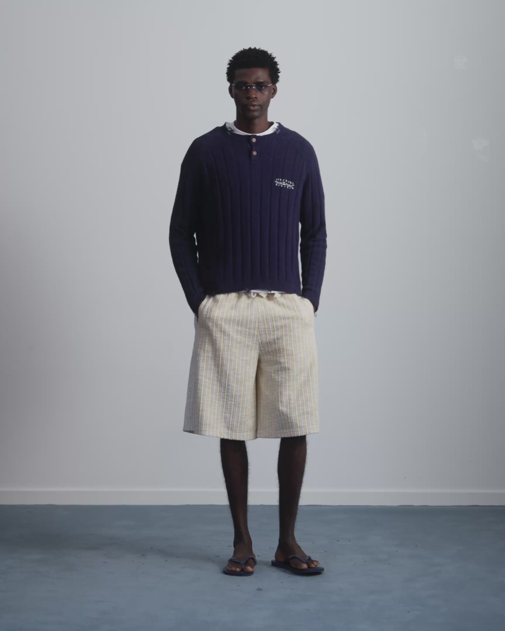 MAN [Model is 188 cm / 6’2” wearing size M]