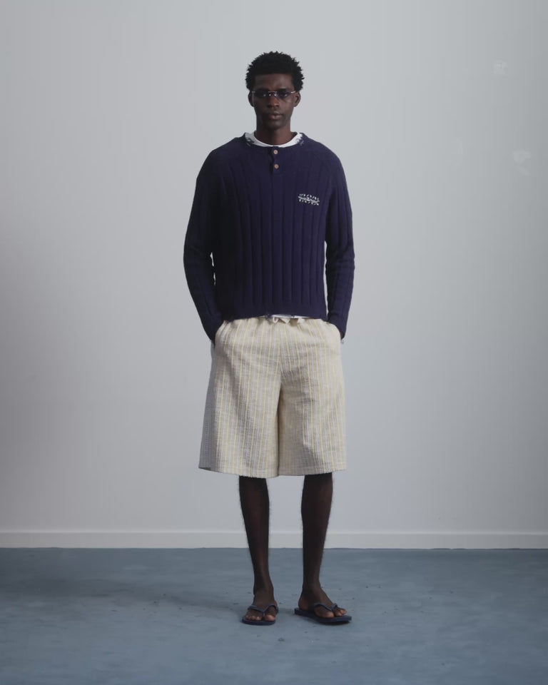 MAN [Model is 188 cm / 6’2” wearing size M]