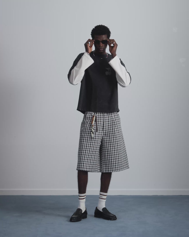 MAN [Model is 188 cm / 6’2” wearing size M]