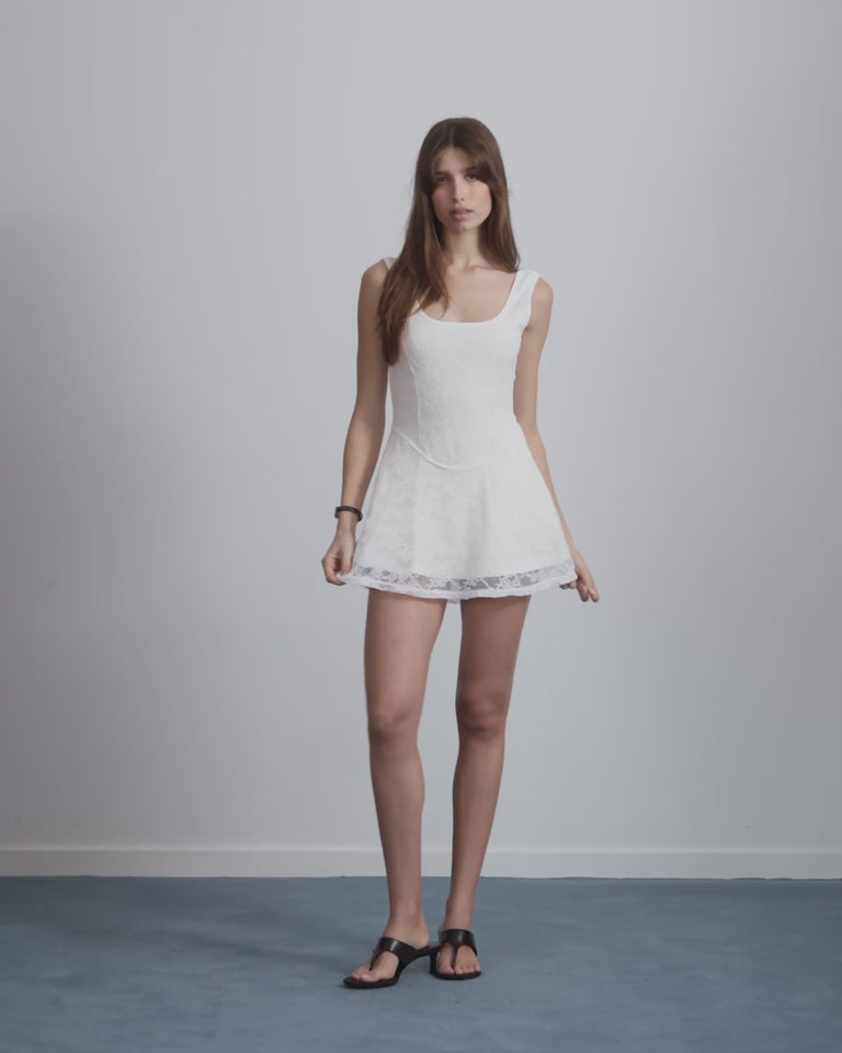 WOMAN [Model is 173 cm / 5’8” wearing size S]