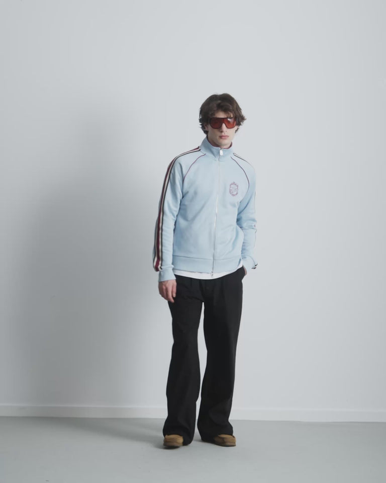 MAN [Model is 1.83 m / 6’0” wearing size L]