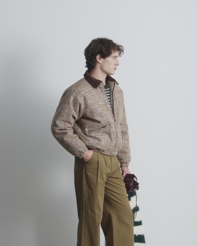 MAN [Model is 1.83 m / 6’0” wearing size M]