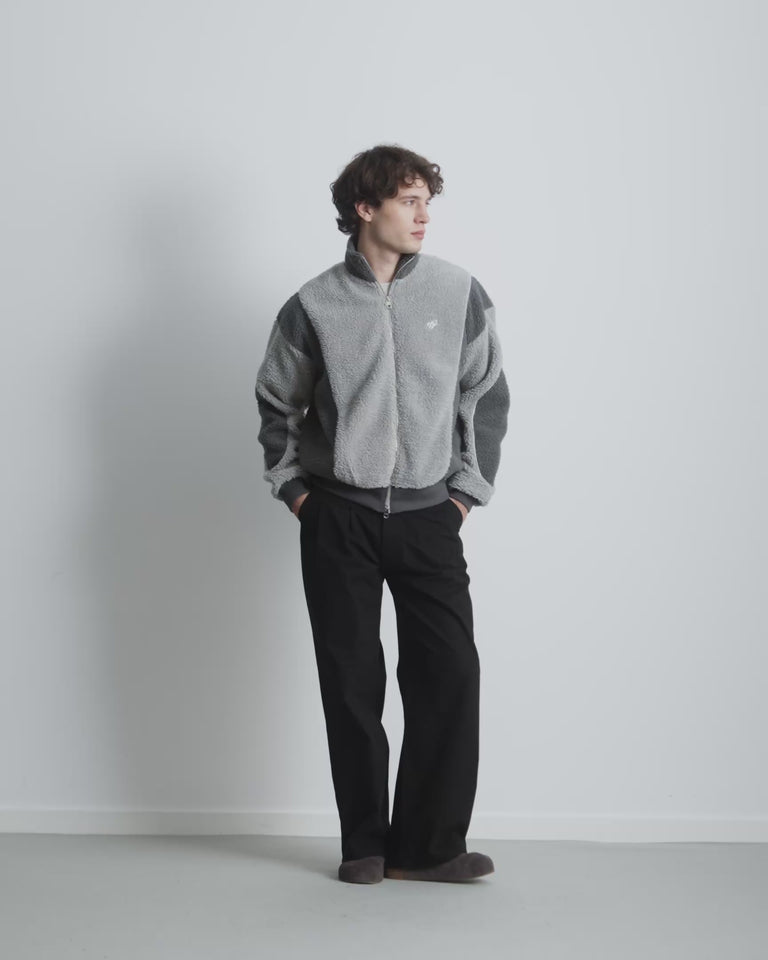 MAN [Model is 1.83 m / 6’0” wearing size M]