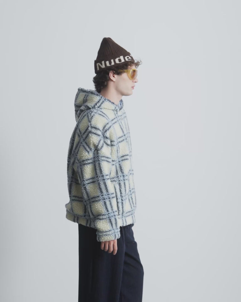 MAN [Model is 1.83 m / 6’0” wearing size L]