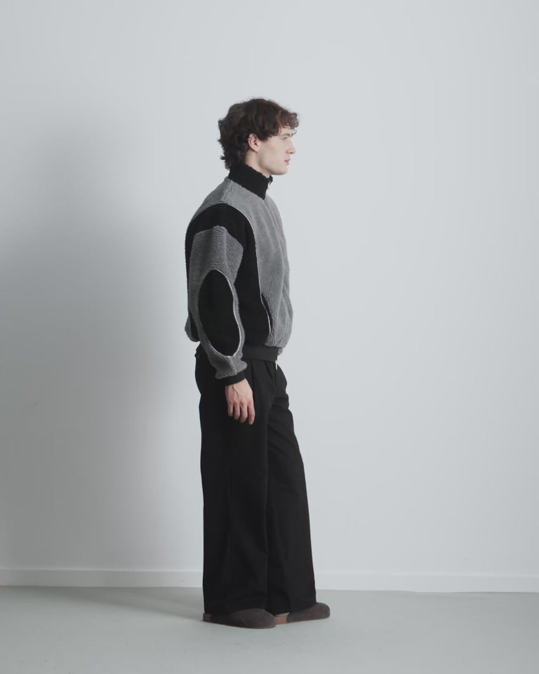 MAN [Model is 1.83 m / 6’0” wearing size M]