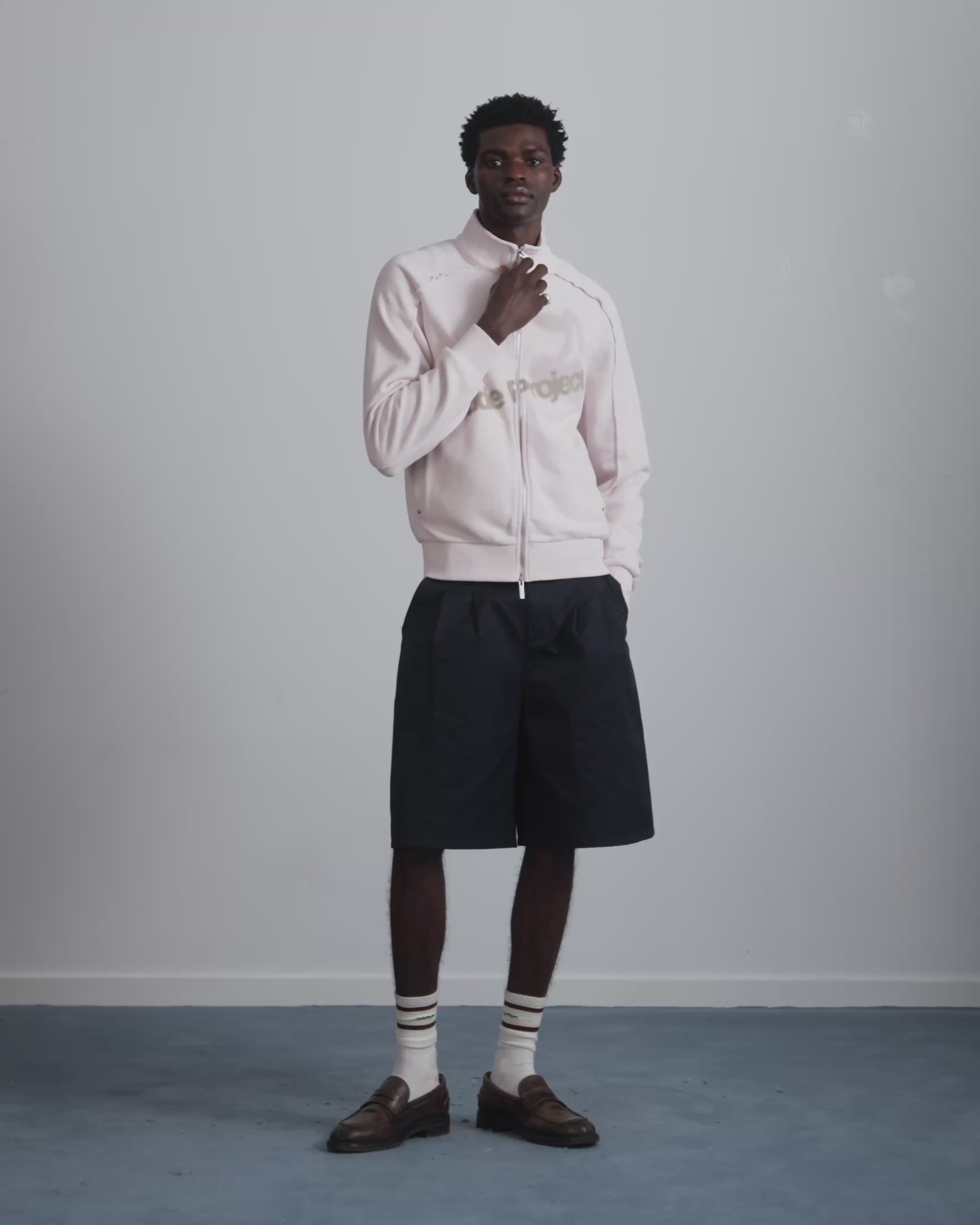 MAN [Model is 188 cm / 6’2” wearing size M]