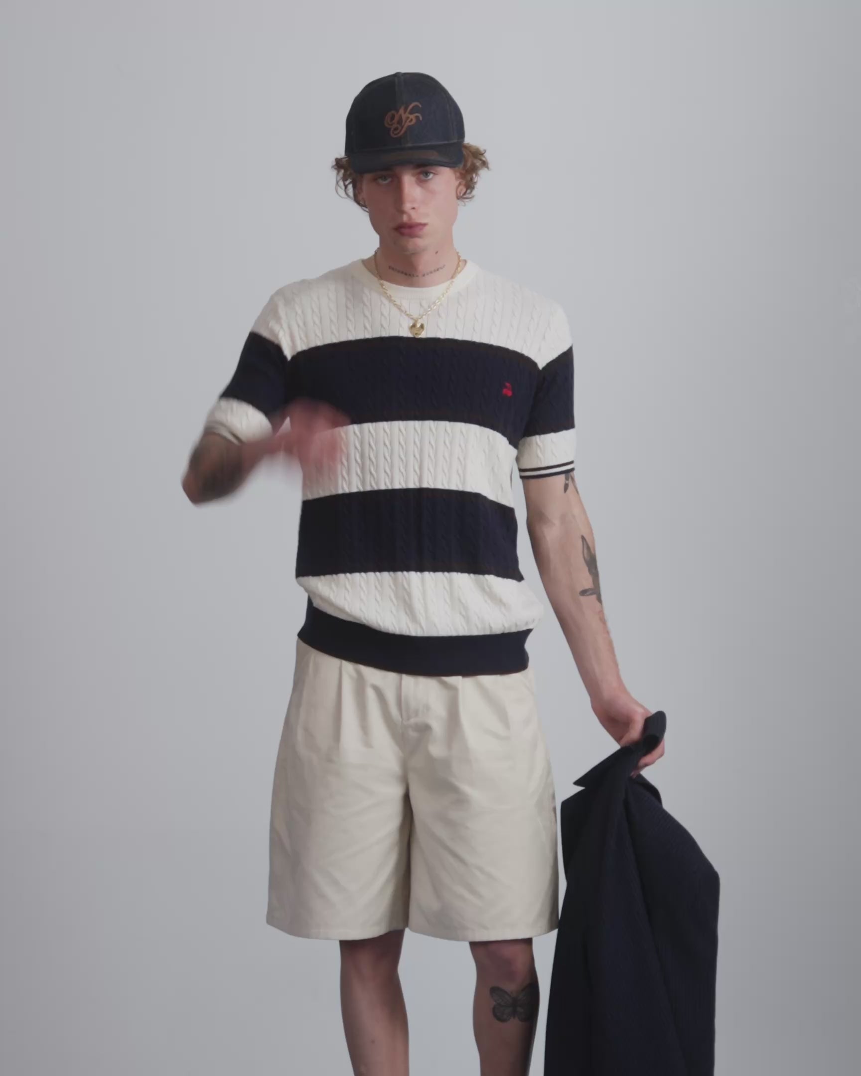 MAN [Model is 190 cm / 6’3” wearing size L]